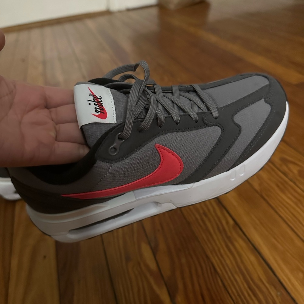 Cute Nike sneakers boy size 5.5 brand new!